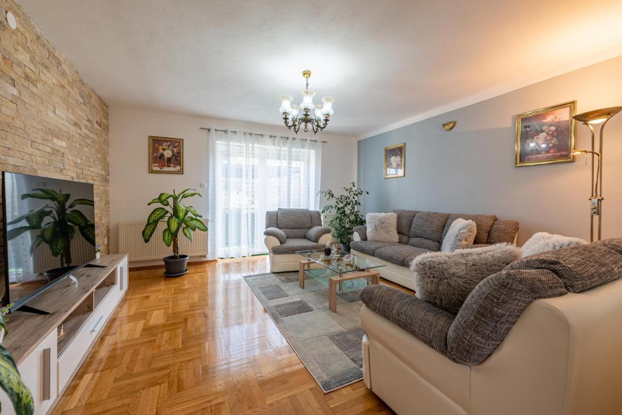 Apartman Toni Gračac エクステリア 写真