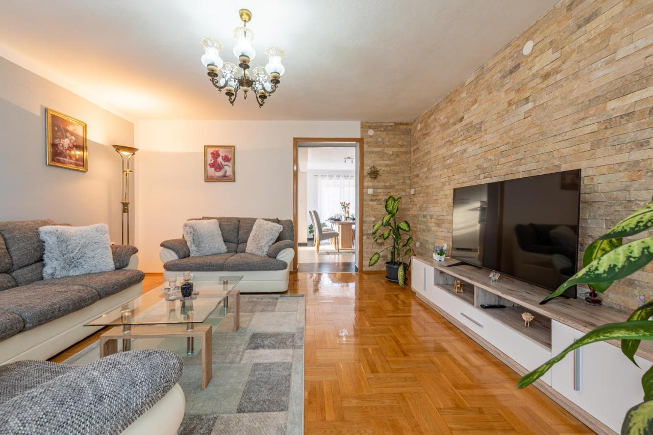 Apartman Toni Gračac エクステリア 写真
